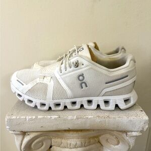 Women’s cloud 5 all white.  Size 5